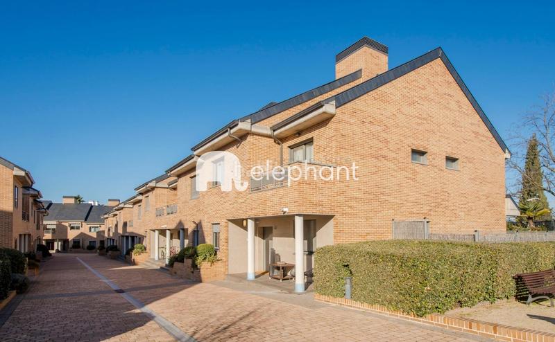 Foto ab6e896b-e915-4bd9-bef3-db449190b59b. Casa a schiera con riscaldamento parcheggio piscina in Boadilla del Monte