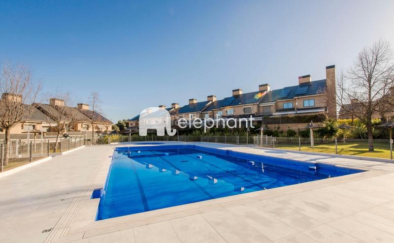 Foto c73e9e0d-289e-4c4f-ae31-2a57e02eea99. Casa a schiera con riscaldamento parcheggio piscina in Boadilla del Monte