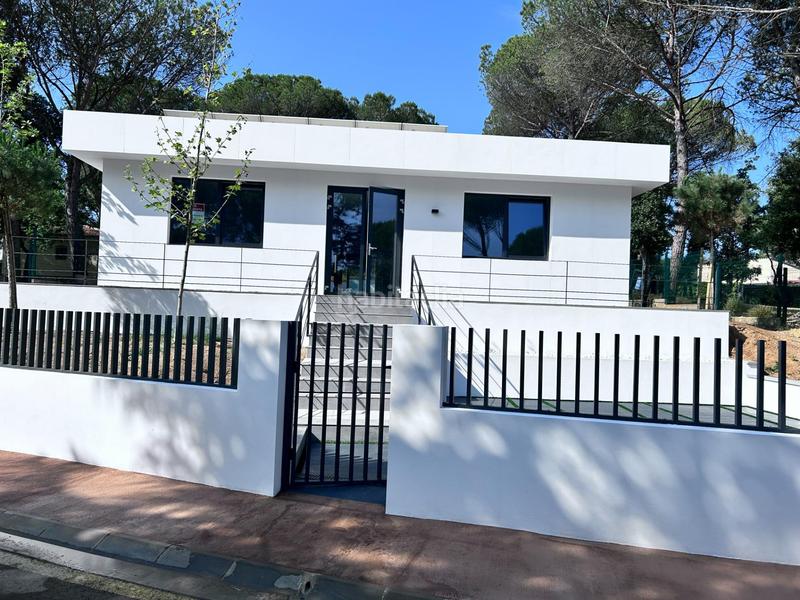 Foto 1543b978-1106-4422-ba64-f771cf2a0001. Chalet  nuevo 4hab., piscina privada, garaje y gran jardín en Llagostera