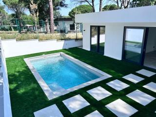 Xalet a Llagostera. Chalet nuevo en llagostera 4hab., piscina privada, garaje y gran