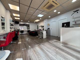 Lloguer Local Comercial a Lloreda. Peluquería en traspaso  badalona lloreda