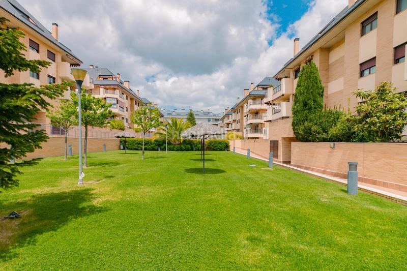 Foto 0592e2ee-6332-4f11-acdc-d3ff7023c188. Duplex avec chauffage parking piscine dans Viñas Viejas Boadilla del Monte