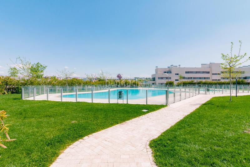 Foto 38729d7d-80fc-44a5-a34a-fffed5daac64. Planta baixa amb calefacció aparcament piscina a Boadilla del Monte