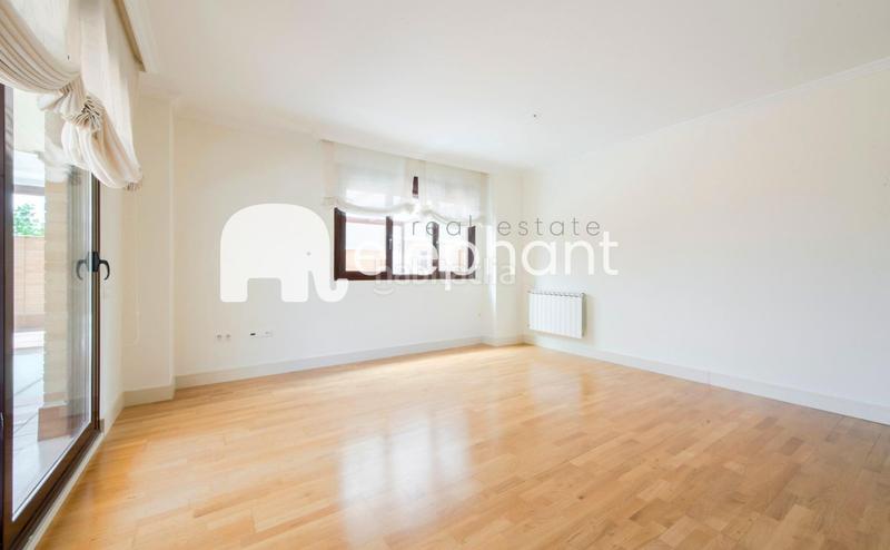Foto 4b6a7521-1386-4f69-914a-b4e9c3387c75. Ground floor with heating parking pool in Viñas Viejas Boadilla del Monte