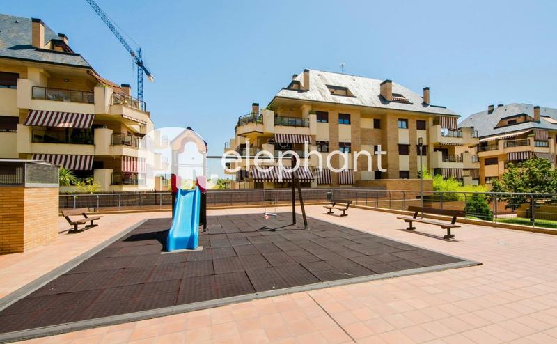 Foto b9d3c4fc-cbb4-417e-80fe-5237196ec3a4. Ground floor with heating parking pool in Viñas Viejas Boadilla del Monte