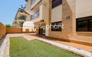 Planta baixa a Viñas Viejas. Encantador bajo dúplex de esquina con jardín privado