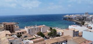 House  Carrer ponent. Casa adosada con licencia vacacional a 30 metros del mar  colina