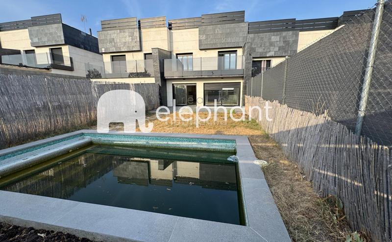 Foto 3e5d3ec4-4358-4293-9bc7-db3208c3768f. Alquiler casa adosada alquiler chalet adosado con piscina privada en Boadilla del Monte