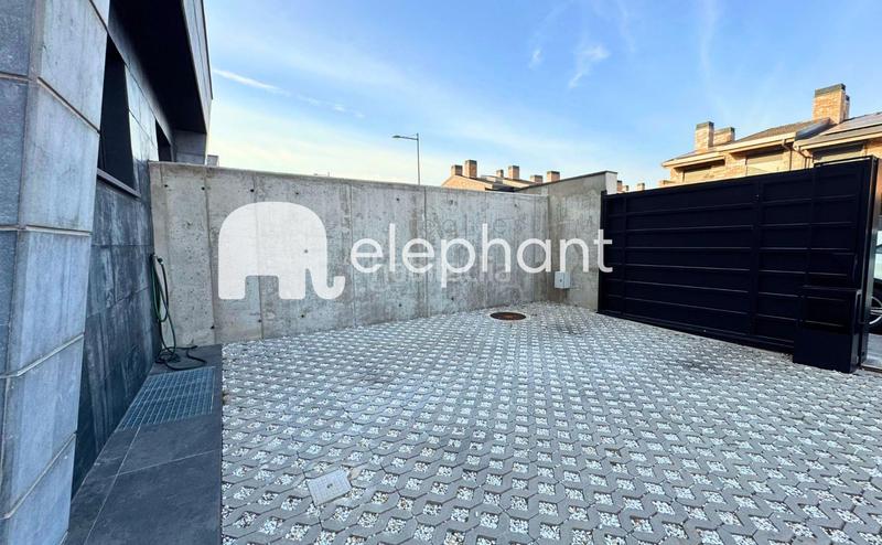 Foto 67a4a1d8-1233-44d9-bd12-27dcabcee511. Alquiler casa adosada alquiler chalet adosado con piscina privada en Boadilla del Monte