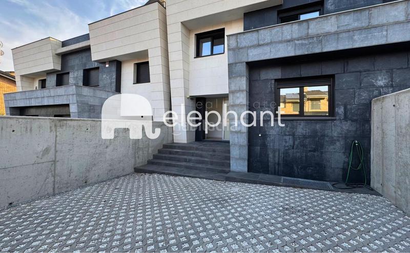 Foto 9bd282a3-40e2-4cb5-8eef-499d89f7b8f6. Alquiler casa adosada alquiler chalet adosado con piscina privada en Boadilla del Monte