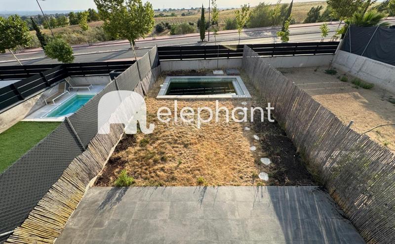 Foto d8f84763-747c-4929-b618-151c636dadcc. Alquiler casa adosada alquiler chalet adosado con piscina privada en Boadilla del Monte
