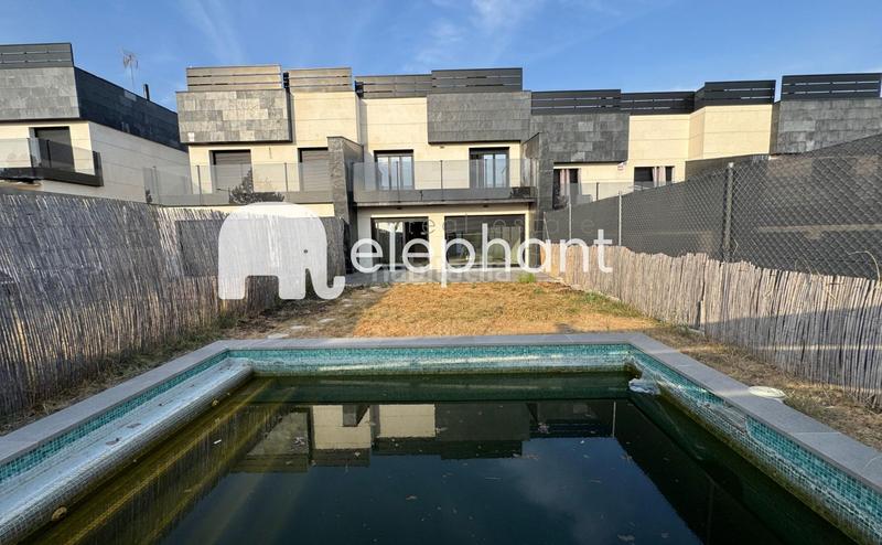 Foto f6c9fe3a-b4c3-4544-8204-e987d5ae7584. Alquiler casa adosada alquiler chalet adosado con piscina privada en Boadilla del Monte