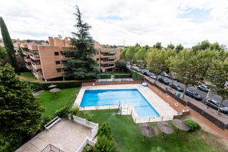 Location Attique à Avenida Europa. Aticodúplex de 3 dormitorios con piscina comunitaria