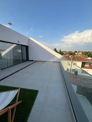 Doppelhaus in Pueblo. Magnífico chalet de esquina en pozuelo de alarcón