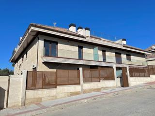 Location Appartement à La Navata. Piso de 2 habitaciones en primera planta con terraza grande y ba