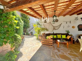 Casa a Avinguda Catalunya. Casa unifamiliar amplia, con porche y patio.