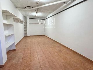 Aparcament cotxe a Centre. Garatge individual tipus box, a peu de carrer.