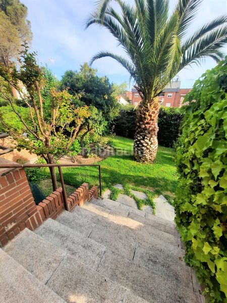 Foto 68515832-dbbc-4ed3-ae2b-529a57696128. Casa aparellada amb xemeneia aparcament piscina a Rozas de Madrid (Las)