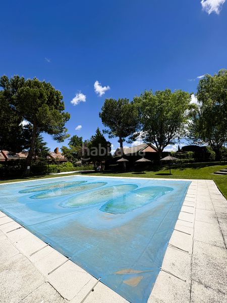 Foto 8b361341-3a32-4a9d-a970-77f953f780ba. Casa aparellada amb xemeneia aparcament piscina a Rozas de Madrid (Las)
