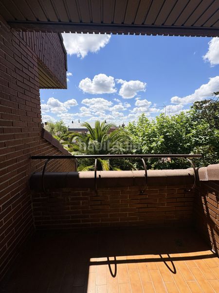 Foto 8c64e7c6-0b69-48e2-97de-30b23037e9aa. Casa aparellada amb xemeneia aparcament piscina a Rozas de Madrid (Las)