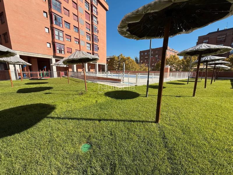 Foto 0547813a-599f-4792-8aae-f041d77dd5f0. Piso  exterior en urbanización de recién construccion en Madrid