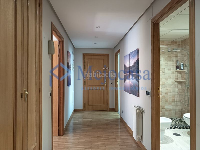 Foto de6f8dd4-8a27-41ef-9ba6-9112e5fb4ee5. Pis amb calefacció aparcament piscina a Alameda de Osuna Madrid