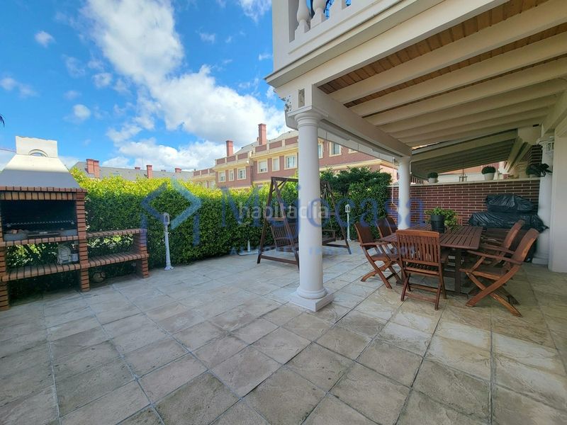 Foto 4d84d7f2-efbf-4e42-ace3-2332ee73619a. Casa adossada amb calefacció aparcament piscina a Madrid