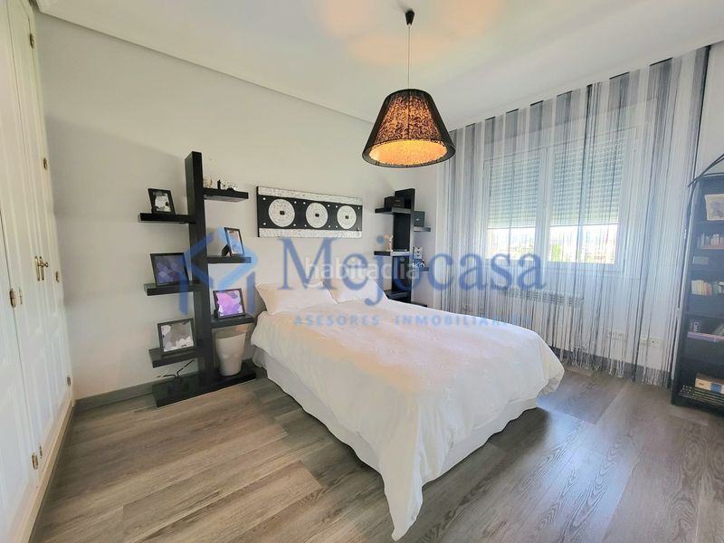 Foto bd31e9e7-384d-4fe0-8f0f-ad05accd162e. Casa adossada amb calefacció aparcament piscina a Madrid