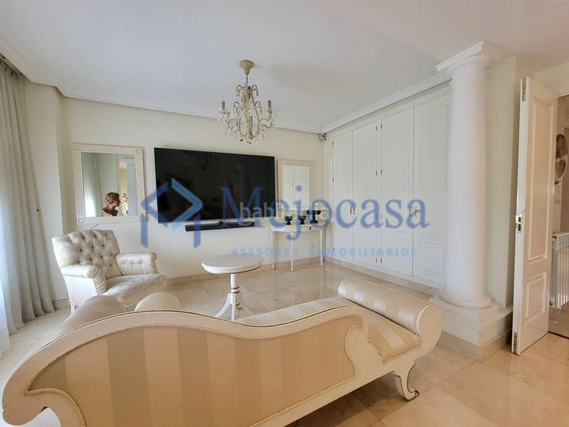 Foto da349f0e-113c-49ab-96e4-695684263f2f. Casa adossada amb calefacció aparcament piscina a Madrid