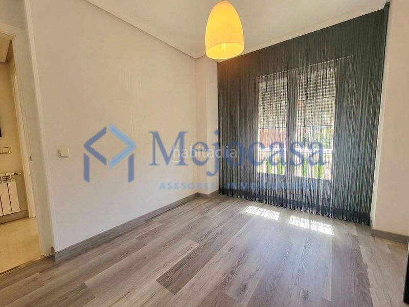 Foto f7021626-d390-41a3-9797-181d7e92cbc1. Casa adossada amb calefacció aparcament piscina a Madrid