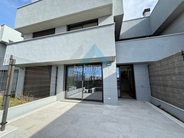 Foto e45134d6-647d-4a62-a9ef-8dc3c2b82d2e. Alquiler casa adosada chalet adosado en alquiler a estrenar en valdebebas () en Madrid
