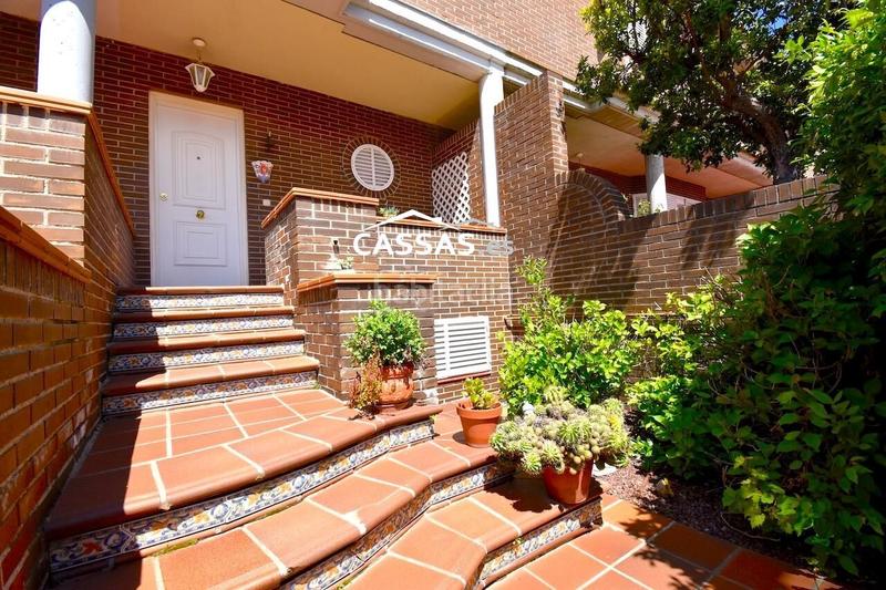 Foto 186b77d5-7e95-42c6-8b90-b224973c8cf1. Casa adosada chalet en fresnos, 6 habitaciones, 3 baños, jardin, garaje y solarium. en Torrejón de Ardoz