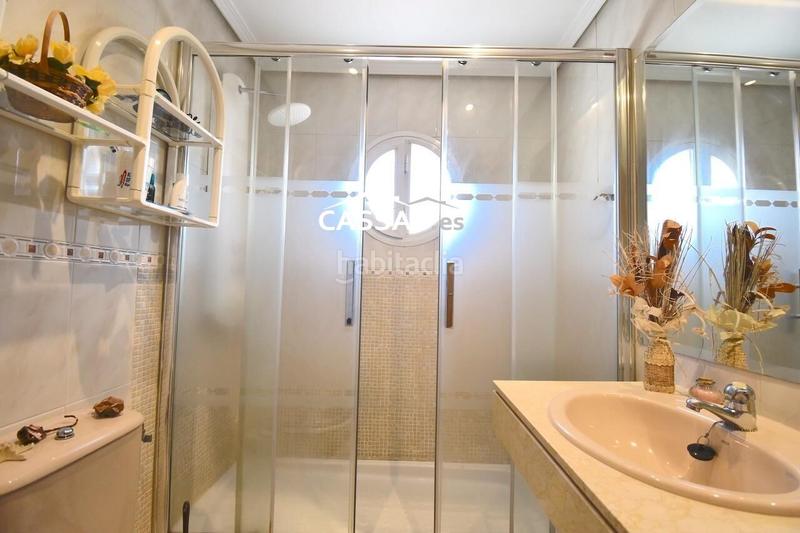 Foto 298a918f-91b3-4f17-a1ef-135ddf82f72b. Casa adosada chalet en fresnos, 6 habitaciones, 3 baños, jardin, garaje y solarium. en Torrejón de Ardoz