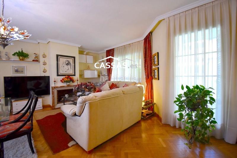 Foto 428d0e3c-cc4d-4d64-a1e2-b8a3b1157f0e. Casa adosada chalet en fresnos, 6 habitaciones, 3 baños, jardin, garaje y solarium. en Torrejón de Ardoz