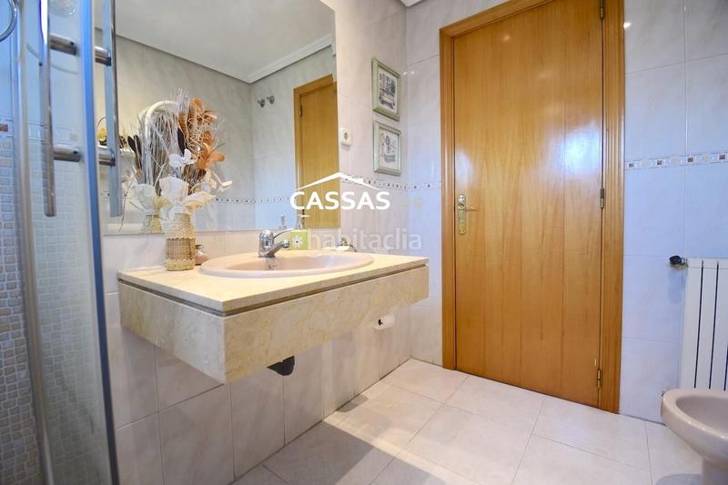 Foto 485f6f38-f538-49cc-854c-29ed67278096. Casa adosada chalet en fresnos, 6 habitaciones, 3 baños, jardin, garaje y solarium. en Torrejón de Ardoz
