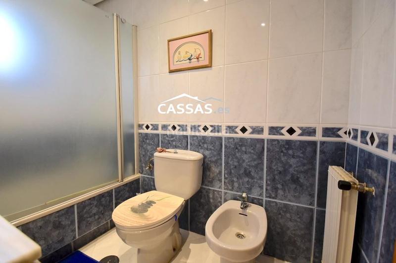 Foto 4a2e624f-11ec-4b28-a74f-23a602151935. Casa adosada chalet en fresnos, 6 habitaciones, 3 baños, jardin, garaje y solarium. en Torrejón de Ardoz