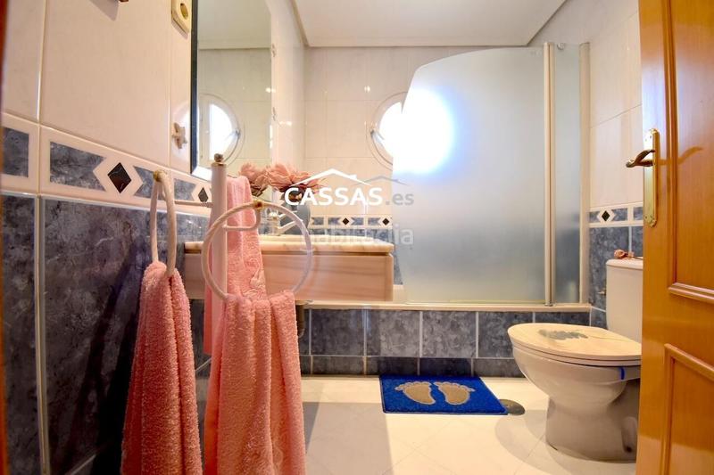 Foto 4b76cd5c-2238-49e5-978c-b4c848687f34. Casa adosada chalet en fresnos, 6 habitaciones, 3 baños, jardin, garaje y solarium. en Torrejón de Ardoz