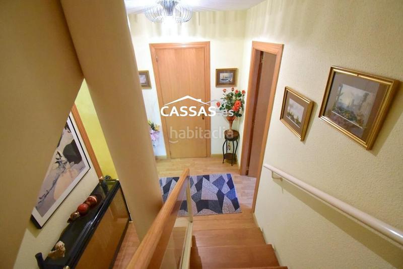 Foto 4d17dd62-b540-41de-a616-f6966acf2af6. Casa adosada chalet en fresnos, 6 habitaciones, 3 baños, jardin, garaje y solarium. en Torrejón de Ardoz