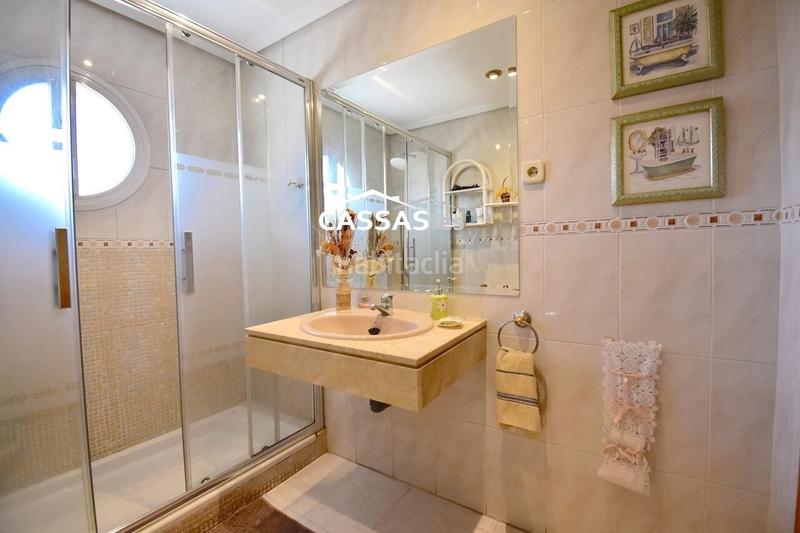 Foto 50deda8f-36f3-445d-a282-44efae431568. Casa adosada chalet en fresnos, 6 habitaciones, 3 baños, jardin, garaje y solarium. en Torrejón de Ardoz
