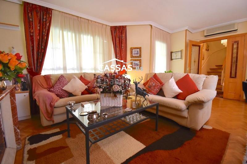 Foto 804e051f-9eea-410d-b6cd-fb4e86081a58. Casa adosada chalet en fresnos, 6 habitaciones, 3 baños, jardin, garaje y solarium. en Torrejón de Ardoz