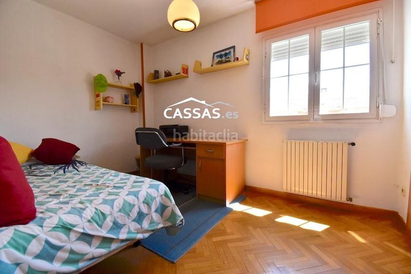 Foto 912ccd16-9b6a-4e7d-a113-67f4fa0f8847. Casa adosada chalet en fresnos, 6 habitaciones, 3 baños, jardin, garaje y solarium. en Torrejón de Ardoz