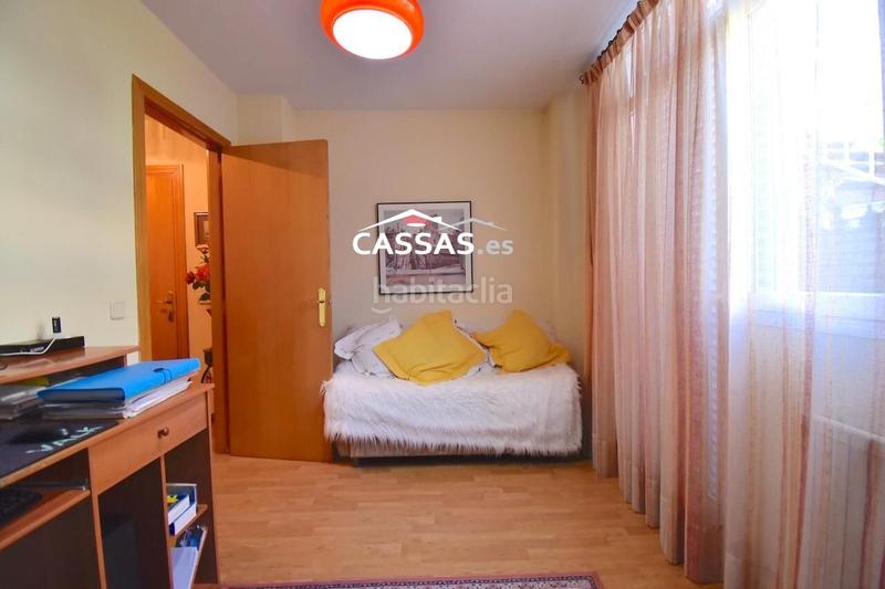 Foto b50419a7-569c-44dd-b44f-caec09f03018. Casa adosada chalet en fresnos, 6 habitaciones, 3 baños, jardin, garaje y solarium. en Torrejón de Ardoz
