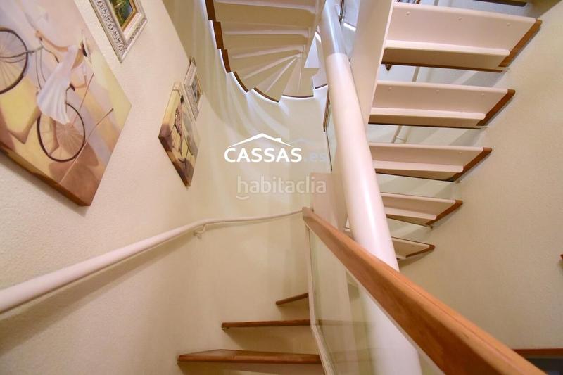 Foto c328121e-b8d8-4357-8622-3ccce2af97a2. Casa adosada chalet en fresnos, 6 habitaciones, 3 baños, jardin, garaje y solarium. en Torrejón de Ardoz