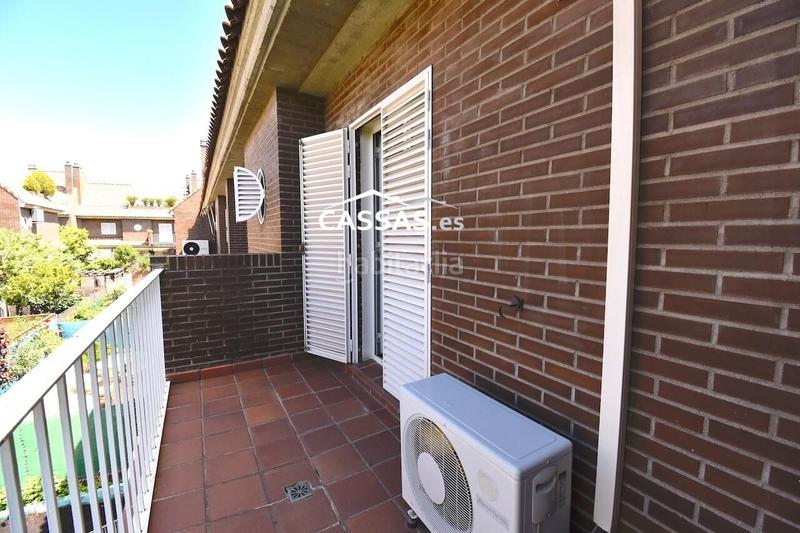 Foto f2741365-2c3a-42ad-af20-a2a79e30d9f4. Casa adosada chalet en fresnos, 6 habitaciones, 3 baños, jardin, garaje y solarium. en Torrejón de Ardoz