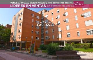 Piso  Calle fernando magallanes. Zona la zarzuela. piso de 3 habitaciones con garaje.