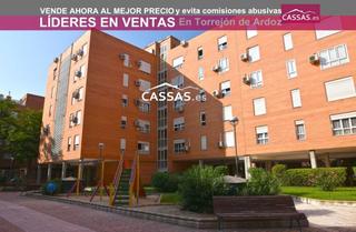 Etagenwohnung  Calle fernando magallanes. Zona la zarzuela. piso de 3 habitaciones con garaje.