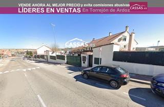 Chalet  Avenida europa. Chalet en loeches  3 habitaciones, 3 baños, garaje, jardín de 80