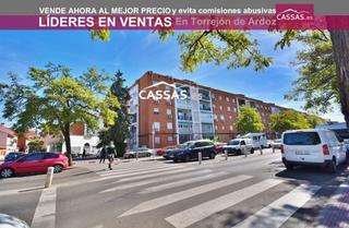 Pis  Carretera loeches. Zona carretera de loeches  marmol. 3 habitaciones. terraza y tra