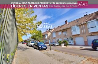 Chalet  Calle castillo. Zona barrio del castillo  chalet  con ascensor de 5 habitaciones