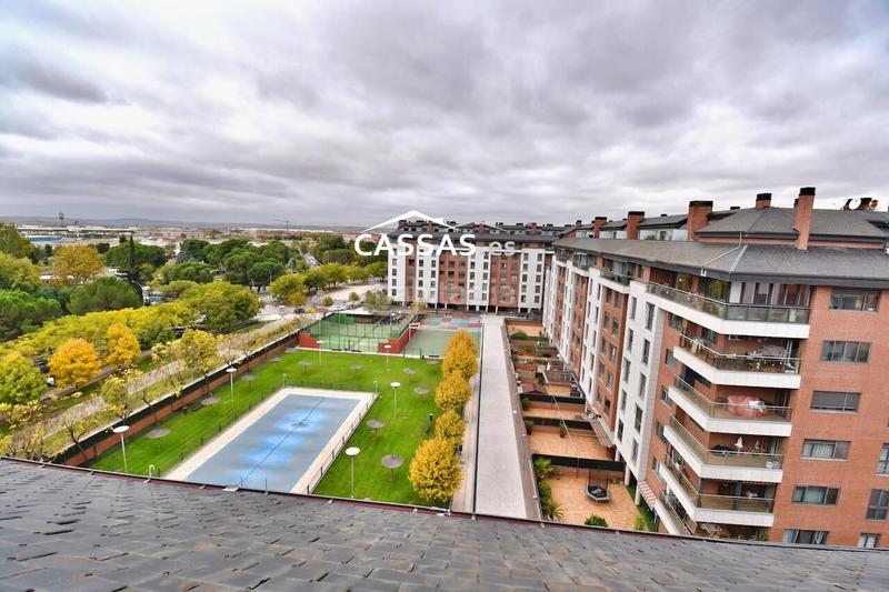 Foto 924dc6b6-4aa0-4844-ad3b-22b51d8dc1ce. Àtic amb calefacció aparcament piscina a Virgen del Rosario Torrejón de Ardoz